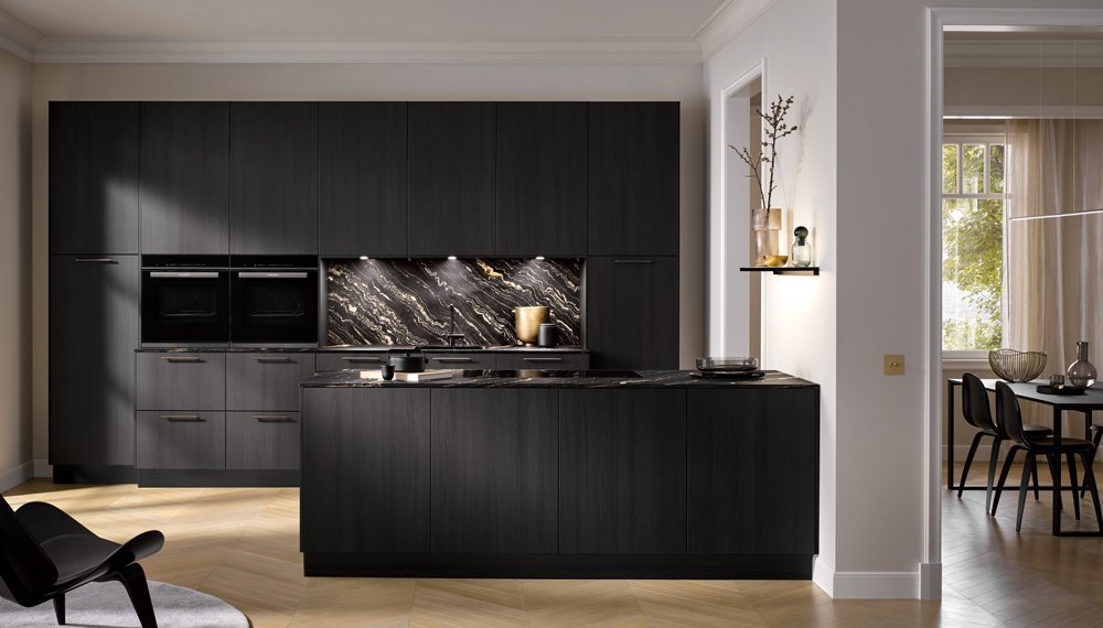 Kenmerken van een design keuken | Exclusieve zwarte keuken met gouden details | Satink Keukens