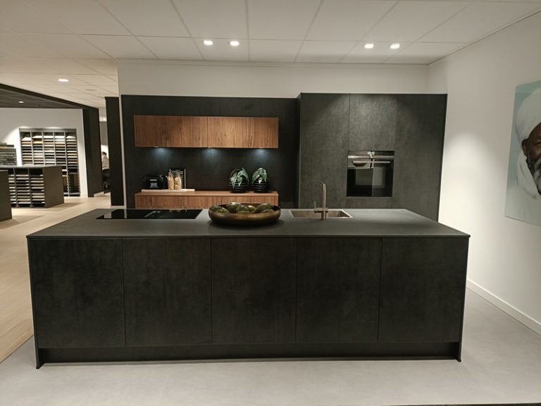 Moderne zwarte keuken | Betonlook | Satink Keukens